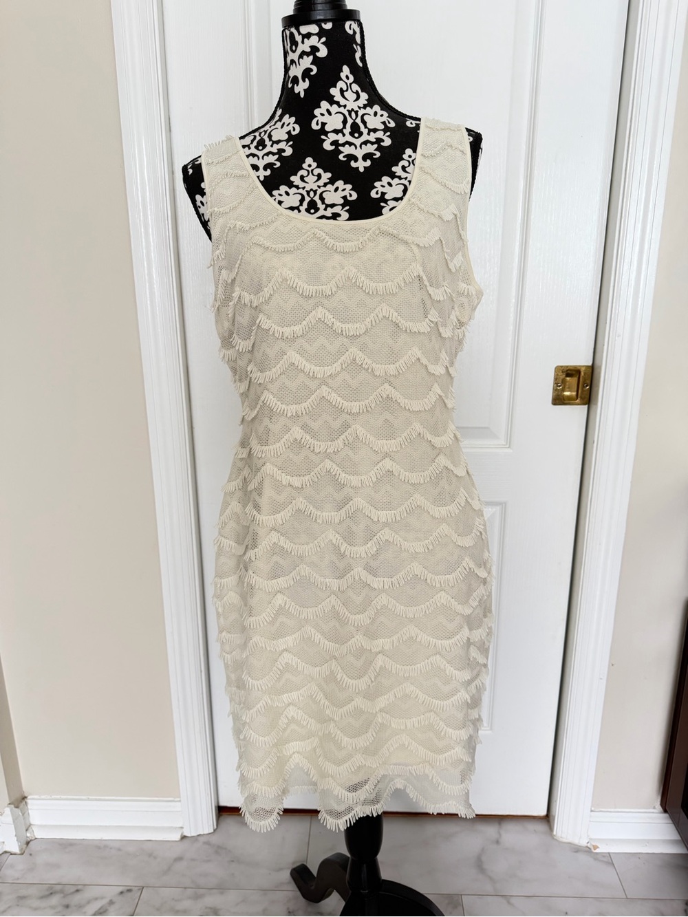 Guess Women’s 12 White Sleeveless Scalloped Lace Midi Dress
